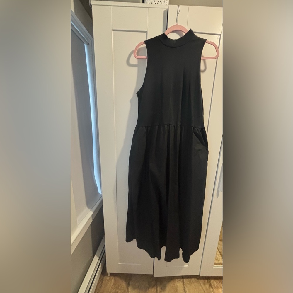 NWOT Sleeveless Black Midi Dress With Pockets